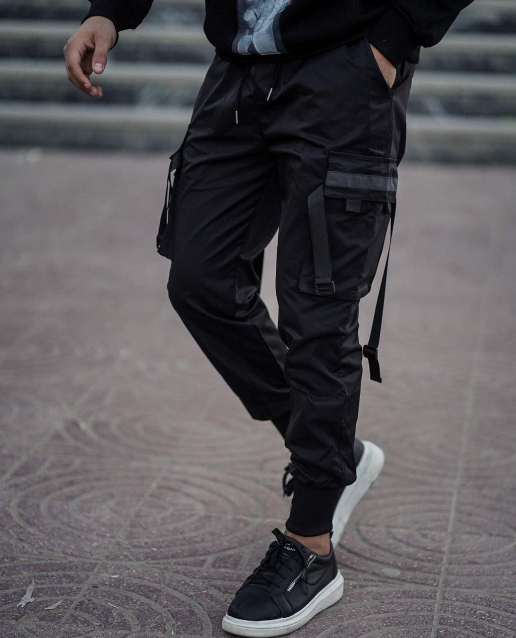 Niepce YE2032 matte black joggers, stylish sweatpants with a relaxed fit and elastic waistband, shown on a model.