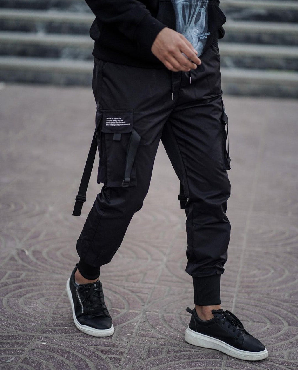 Niepce YE2032 matte black sweatpants with a relaxed fit, featuring elastic waistband and cuffs, made for comfortable everyday wear.